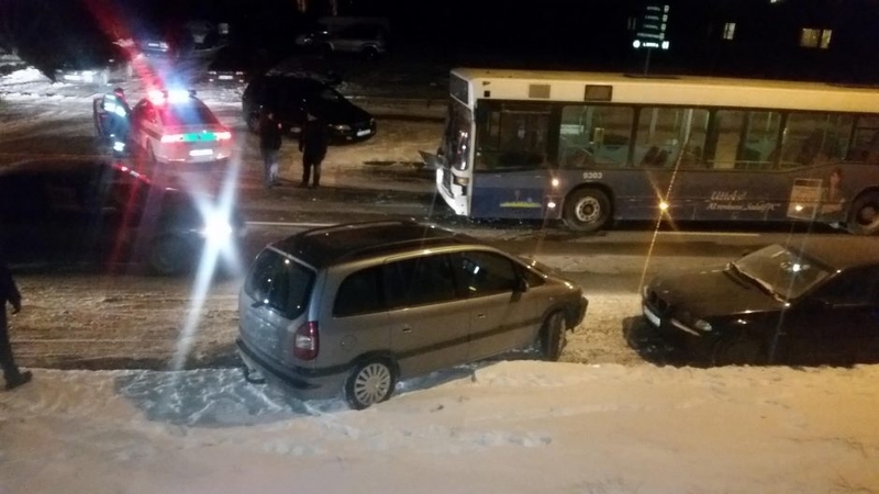 Girtas kariuomenės muzikantas Vilniuje susidūrė su autobusu 