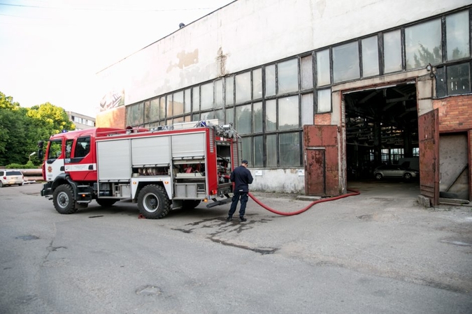 Ugniagesiai skubėjo gesinti užsiliepsnojusio įmonės stogo