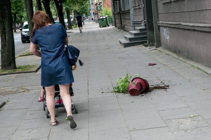 Karštį pakeitęs stiprus vėjas Kaune grasina nelaimėmis