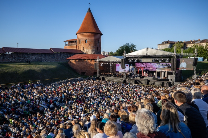 Įspūdinga: festivalis „Operetė Kauno pilyje“ tapo ypatingu miesto muzikinio gyvenimo akcentu. Po atviru dangumi skamba pačių įvairiausių žanrų melodijos, o scenoje spindi patys ryškiausi talentai. 