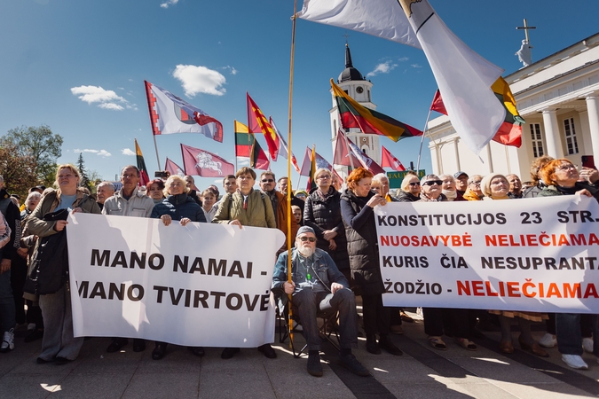 Prieš: NT mokestį moka beveik visų ES šalių gyventojai. Lietuvoje mėginimas jį padaryti nebe prabangos mokesčiu sulaukė tūkstantinių protestų. Pritrūko ir komunikacijos, ir supratimo, kad jis netinkamas gynybos išlaidoms apmokėti.