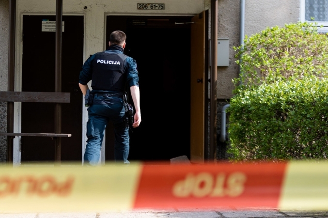Policija prie daugiabučio