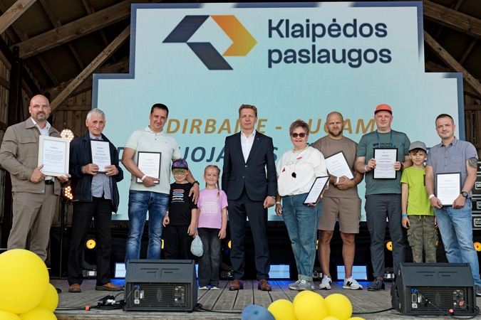 Iš Klaipėdos miesto mero A. Vaitkaus rankų labiausiai nusipelnę bendrovės darbuotojai sulaukė asmeninių padėkų ir šiltų sveikinimo žodžių.