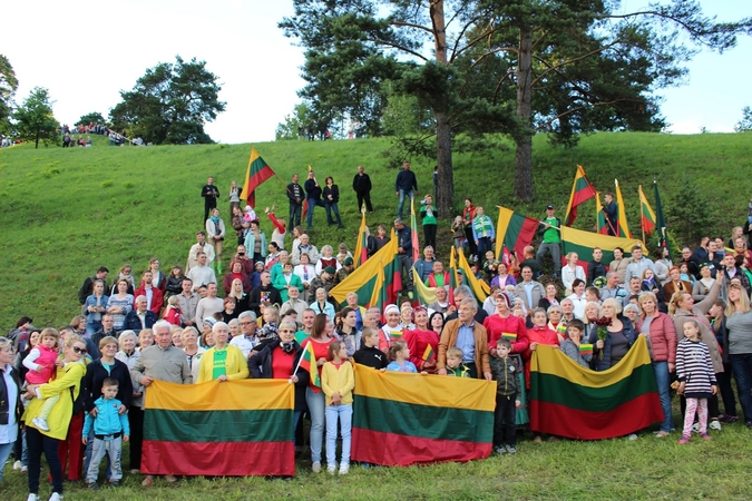 Tradicija: Domeikavos seniūnijos gyventojai Tautišką giesmę gieda ant Lentainių piliakalnio.