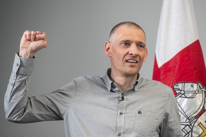 Tęs: „Noriu kreiptis į visus baltarusius. Jeigu jūs laukiate ženklo – štai ženklas“, – iškėlęs kovos ženklą – kumštį – sakė S. Cichanouskis.