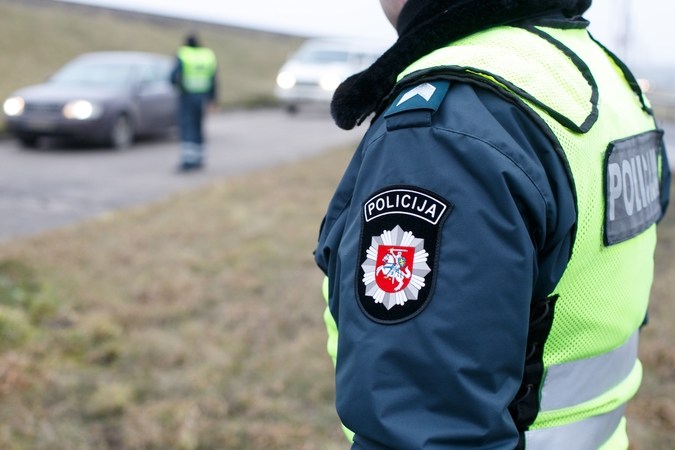 Ministerija žada palaipsniui didinti pareigūnų algas