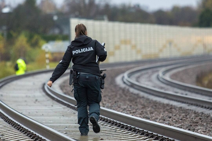 Mirtinas šuolis iš traukinio: policija nustatė žuvusiojo tapatybę