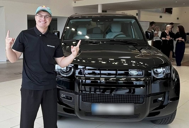 Ambasadorius: R. Baciuška po gimtąją Tauragę ir Lietuvą važinės naujutėlaičiu „Defender 110“.