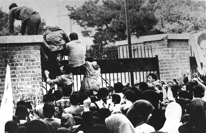 Šturmas: vienas žymiausių Irano 1978–1979 m. revoliucijos momentų – JAV ambasados šturmas Teherane 1979 m. lapkritį, per kurį daugiau nei 50 diplomatinės atstovybės darbuotojų buvo paimti įkaitais, didesnioji dalis jų buvo išlaisvinti tik 1981 m. sausį.