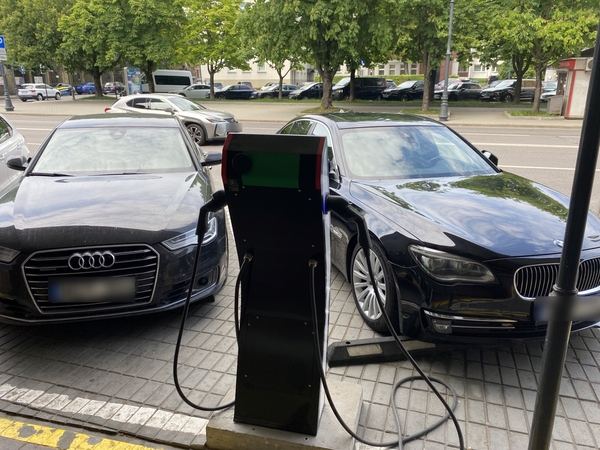 Pažeidimas: klaipėdiečiai įprato statyti mašinas elektromobilių įkrovimo vietose, tačiau ne visi žino, kad už tai yra baudžiama.