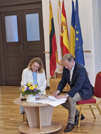 Susitarimas: ALPE prezidentė R. Sabaliauskienė ir KU rektorius A. Razbadauskas pasirašė bendradarbiavimo sutartį dėl ispanų kalbos ir kultūros sklaidos.