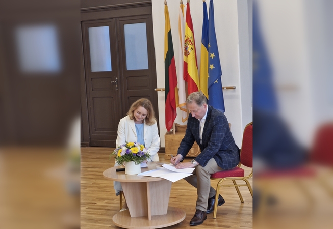Susitarimas: ALPE prezidentė R. Sabaliauskienė ir KU rektorius A. Razbadauskas pasirašė bendradarbiavimo sutartį dėl ispanų kalbos ir kultūros sklaidos.