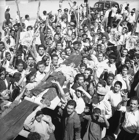 Kūnas: pasibaigus Antrajam pasauliniam karui, Iranas keletą metų buvo laikomas silpna konstitucine monarchija, tačiau šacho valdžia sustiprėjo po 1953 m. rugpjūtį įvykusio perversmo. Šiame kadre minia neša nežinomo 1953 m. rugpjūtį žuvusio vyro kūną.