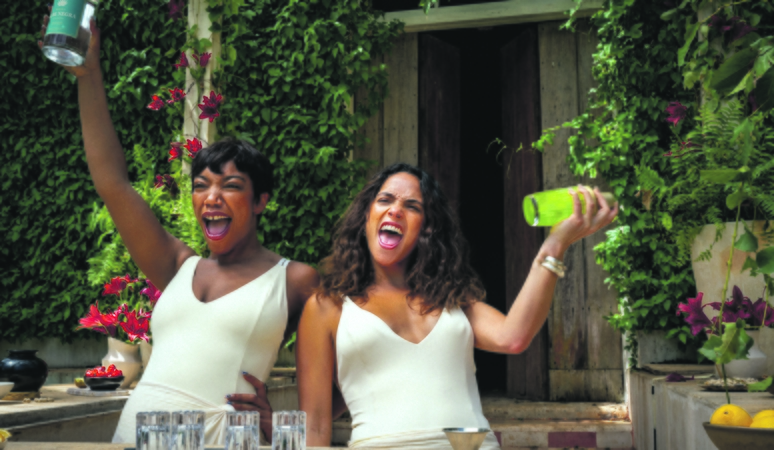 Kadras iš filmo „Duok ženklą“. 2024; Naomi Ackie – Fridos vaidmenyje,  Adria Arjona – Sarah vaidmenyje