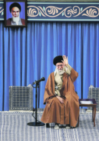 Gniaužtai: Irano politikoje, ekonomikoje ar viešajame gyvenime jau kone keturis dešimtmečius nevyksta niekas, kas nepatinka A. Khamenei.