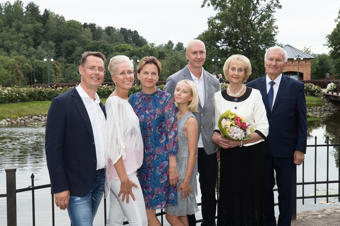Šeimyna: Dumčių šventė Belmonte, Vilniaus rajone. Iš kairės stovi Dumčių dukra Jolanta su vyru Andriumi Žukausku, jų dukra Ieva ir sūnus Marius su žmona Birute. 2019 m.