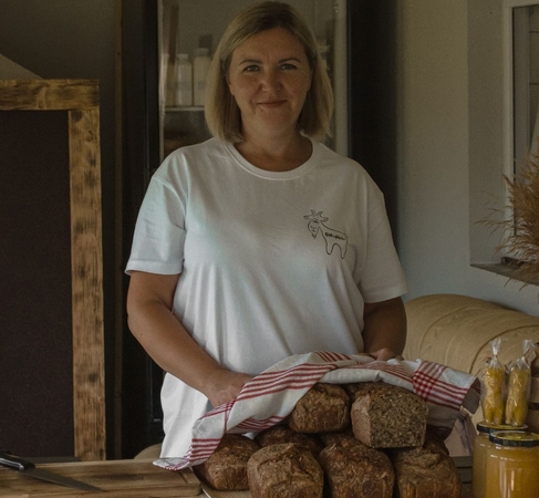 Šeimininkė: apsigyvenusi kaime L. Malyginienė išmoko ne tik spausti ožkų pieno sūrius, bet ir kepti duoną. 