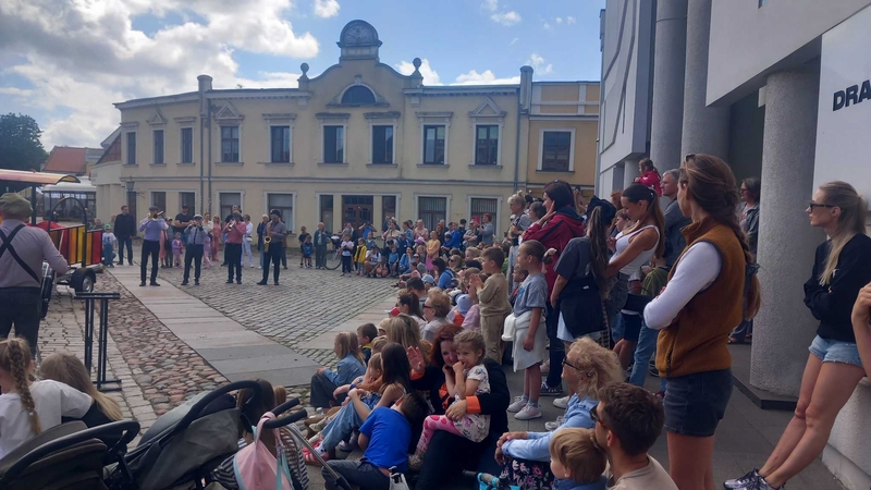 Klaipėdos Teatro aikštėje – klounai, balionai ir džiazo muzika