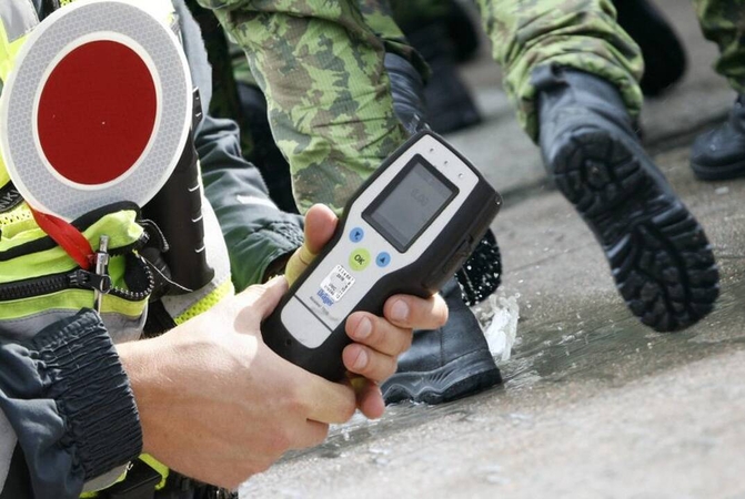 Policijai įkliuvo neblaivus automobilį vairavęs karys