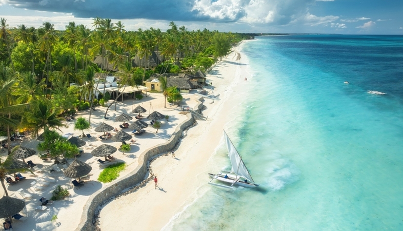 Žavu: ilgas baltas smėlio paplūdimys, turkio spalvos vandenynas ir autentiška vietinė atmosfera – Zanzibaro dovanos turistams.