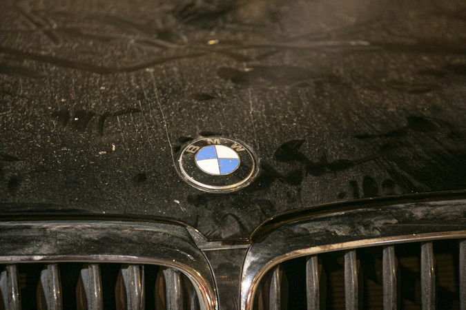 Vienas žingsnis iki nelaimės: pėsčiųjų perėja ėjo būrys žmonių, o BMW pralėkė nestabdęs