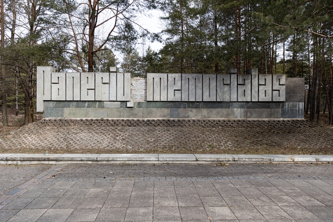 Prokuratūra atsisakė pradėti ikiteisminį tyrimą dėl Panerių memoriale paliktų plakatų