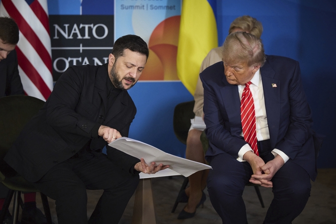 Volodymyras Zelenskis (kairėje) ir Donaldas Trumpas