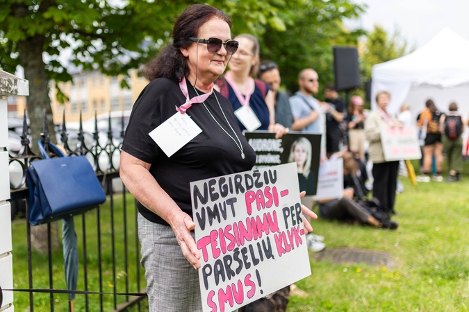 „Tušti narvai“ surengė protestą prieš paršelių kastraciją be nuskausminamųjų