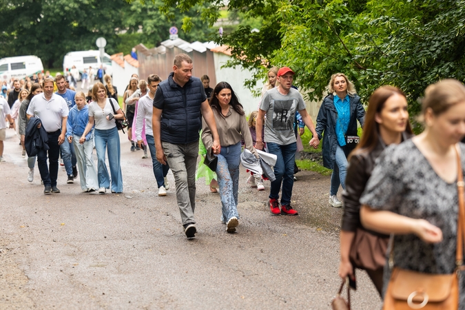 Gerbėjai renkasi į antrąjį Jessicos Shy koncertą Kalnų parke