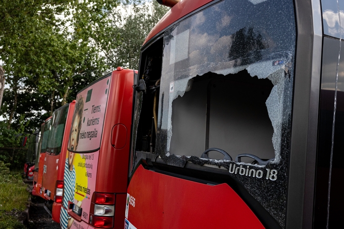 Neeilinis incidentas Vilniuje: aiškėja daugiau detalių apie apšaudytus autobusus