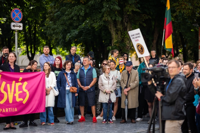 Simono Daukanto aikštėje surengtas protestas „Prezidente, kur Jūsų stuburas?“