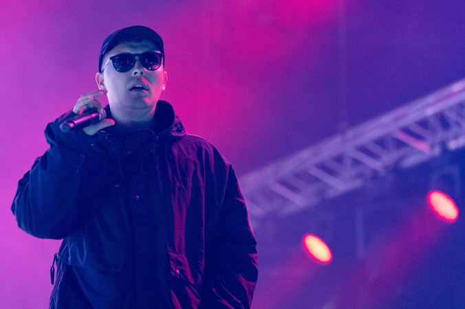 JK policija nutraukė baudžiamąjį tyrimą dėl „Kneecap“ pasirodymo Glastonberio festivalyje