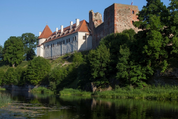 Ypatinga: ypač arti Lietuvos sienos esanti Bauskės pilis – vienas ryškiausių manierizmo architektūros pavyzdžių Latvijoje.