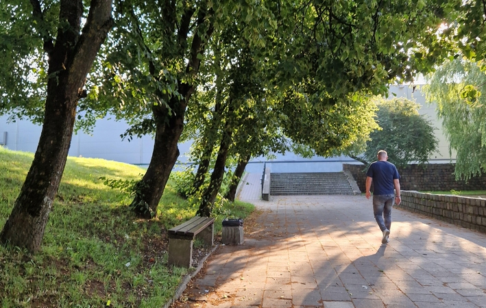 Užuovėja: dažnai alkoholį vartojantys asmenys pastebimi būtent ant šio suoliuko, apie tai byloja ir po juo sumestos cigarečių nuorūkos.