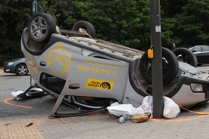 Kaune po susidūrimo su kitu automobiliu vertėsi Lietuvos pašto automobilis