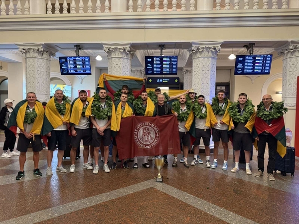 Europos čempionai Vilniaus oro uoste sutikti su ąžuolo vainikais ir trispalvėmis