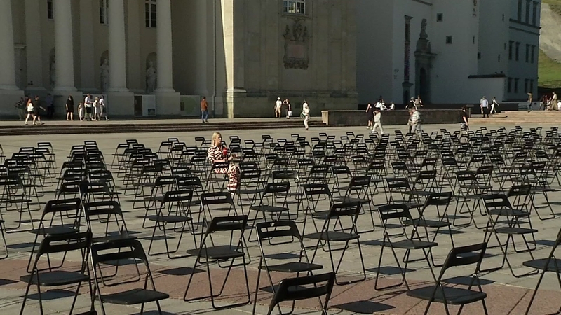 500 tuščių kėdžių kvietė ne tik prisėsti: tai – jautri žinutė