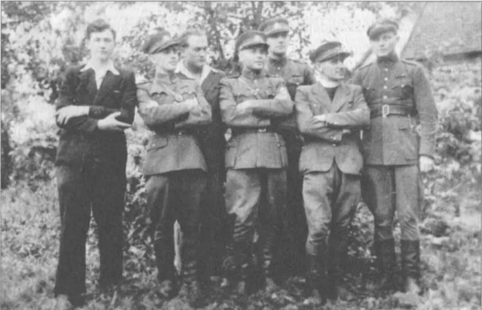 Tau­ro apy­gar­dos ka­pe­lio­nas J. Le­le­šius-Gra­fas (ant­ras iš de­ši­nės).