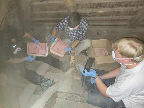 VU studentai Šešuolių bažnyčios palėpėje rado tarpukario dokumentų