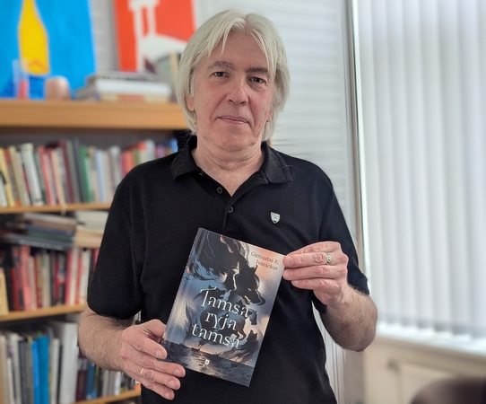 Santykis: G. K. Ivanicko maginės fantastikos knygoje, paties žodžiais, yra vietos žaidimui. „Kartais žaidžiu pats sau vienas, kartais su skaitytoju“, – sako jis.