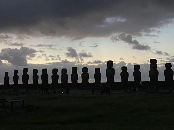Klausimas: moai buvo skirti pagerbti mirusius vadus ir kitus svarbius asmenis, tikėta, kad jų dvasia saugos gentį ir atneš laimę gyvenime. Gal saugo ir keliautojus, ateinančius sutikti saulėtekį kartu su Tongariki penkioliktuku?