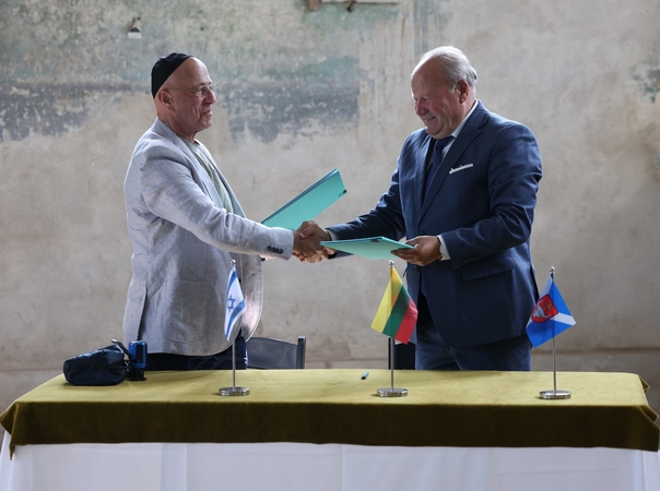 Susitarimas: Čekiškės sinagogą įveiklinti padės bendradarbiavimo sutartis, kurią pasirašė Kauno rajono savivaldybės meras V. Makūnas ir Kauno žydų religinės bendruomenės pirmininkas M. Bairakas.
