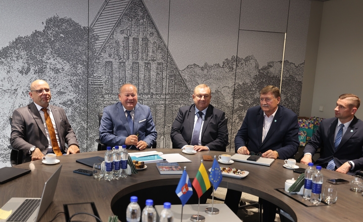 Vizitas: (iš kairės) teisingumo ministras R. Mockus situaciją aptarė su meru V. Makūnu, Teisės klinikos vadovu A. Miliniu, vicemeru Antanu Nesteckiu ir administracijos direktoriumi Mantu Rikteriu.