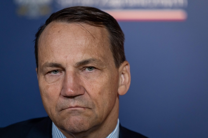Sikorskis: už JAV ginklus, siunčiamus Ukrainai, turėtų mokėti Rusija, o ne Europa
