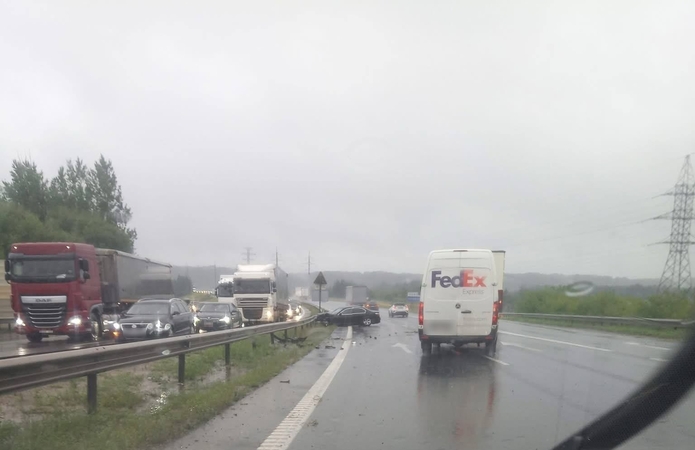 Vakariniame aplinkkelyje stringa eismas: kelkraštyje – BMW be priekinio rato