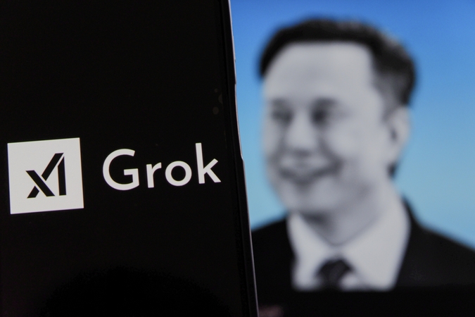 Elono Musko „xAI“ atsiprašė už siaubingus DI roboto pranešimus