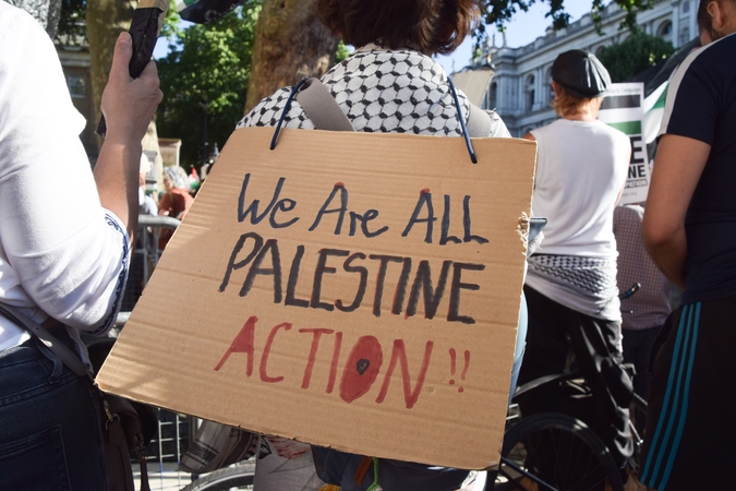 Propalestinietiškiems aktyvistams pateikti kaltinimai dėl įsiveržimo į britų karinę bazę