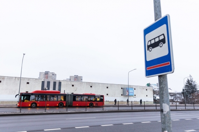 Sostinėje sudaužyti penkių viešojo transporto stotelių stiklai
