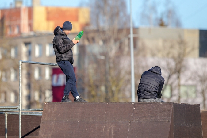Pasipiktinimas: paaugliai, vasarą laiką leidžiantys daugiabučių namų kiemuose, žaidimų aikštelėse, drumsčia dalies klaipėdiečių ramybę.