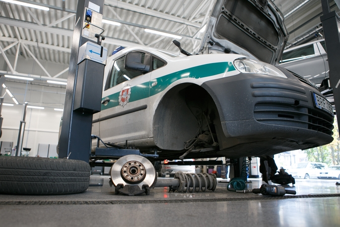Skirtumas: nepriklausomi servisai naujam automobiliui techninės priežiūros paslaugas gali pasiūlyti apie 30 proc. pigiau.